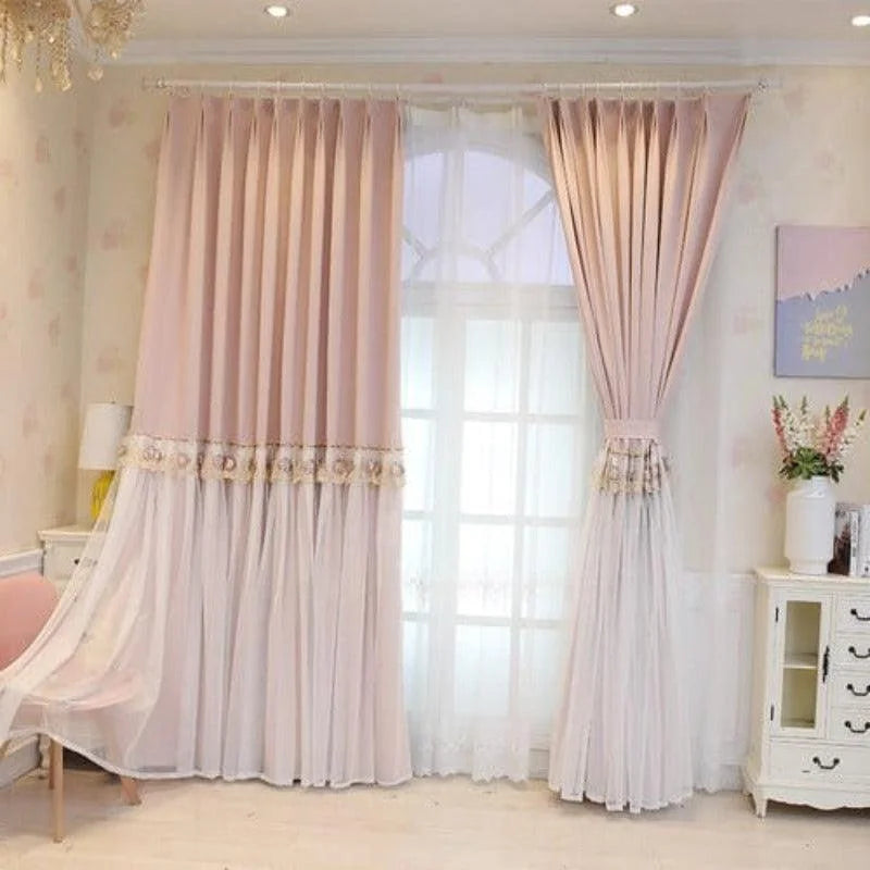 Rideaux élégants rose pâle pour décoration intérieure chic, idéals pour salon ou chambre. Design avec motifs floraux et style romantique, ajoutent une touche de douceur et de raffinement à votre espace de vie. Parfaits pour créer une ambiance chaleureuse et accueillante.