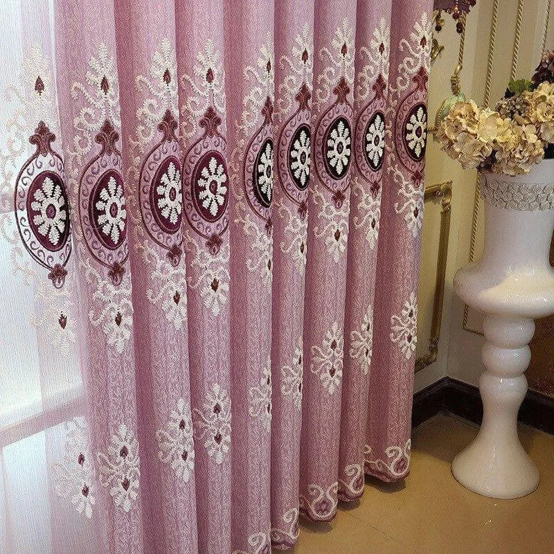 Rideaux élégants avec motifs floraux brodés, parfaits pour ajouter une touche de sophistication à votre intérieur. Cette tenture rose offre un style raffiné et chaleureux, idéale pour le salon ou la chambre. Accessoirisez votre espace avec ce design chic et intemporel.