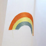 Rideau décoratif avec motif arc-en-ciel en broderie colorée, idéal pour ajouter une touche de gaieté et de modernité à votre intérieur, adapté aux salons, chambres d'enfants ou salles de jeux. Design contemporain et attractif pour une ambiance chaleureuse.