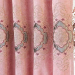 Rideau rose décoratif avec motifs raffinés et broderies élégantes, idéal pour sublimer un intérieur chaleureux et apporter une touche d'élégance à votre espace de vie.