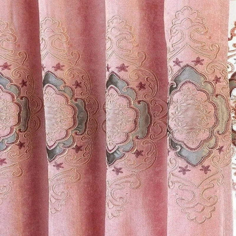 Rideau rose décoratif avec motifs raffinés et broderies élégantes, idéal pour sublimer un intérieur chaleureux et apporter une touche d'élégance à votre espace de vie.