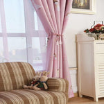 Rideau rose pour chambre d'enfant avec motifs de princesses et châteaux. Idéal pour ajouter une touche féerique à la décoration intérieure. Parfait pour créer une ambiance douce et accueillante dans la chambre. Se marie harmonieusement avec un canapé rayé et des peluches décoratives. Élément décoratif indispensable pour personnaliser l'espace des petits.
