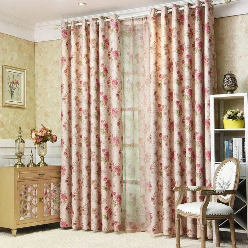 Rideaux floraux décoratifs pour salon, ajoutant une touche élégante et chaleureuse à votre intérieur. Motifs de fleurs colorées sur fond pastel, parfaits pour créer une ambiance romantique et accueillante. Accessoire idéal pour une décoration harmonieuse et raffinée.