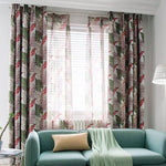 Rideaux à motif tropical coloré devant une fenêtre avec stores vénitiens. Décoration intérieure mettant en avant un canapé bleu clair et un coussin assorti dans un salon moderne et lumineux. Atmosphère apaisante et élégante, soulignée par une lampe au design minimaliste. Idéal pour ajouter une touche de nature et de style à votre espace de vie.