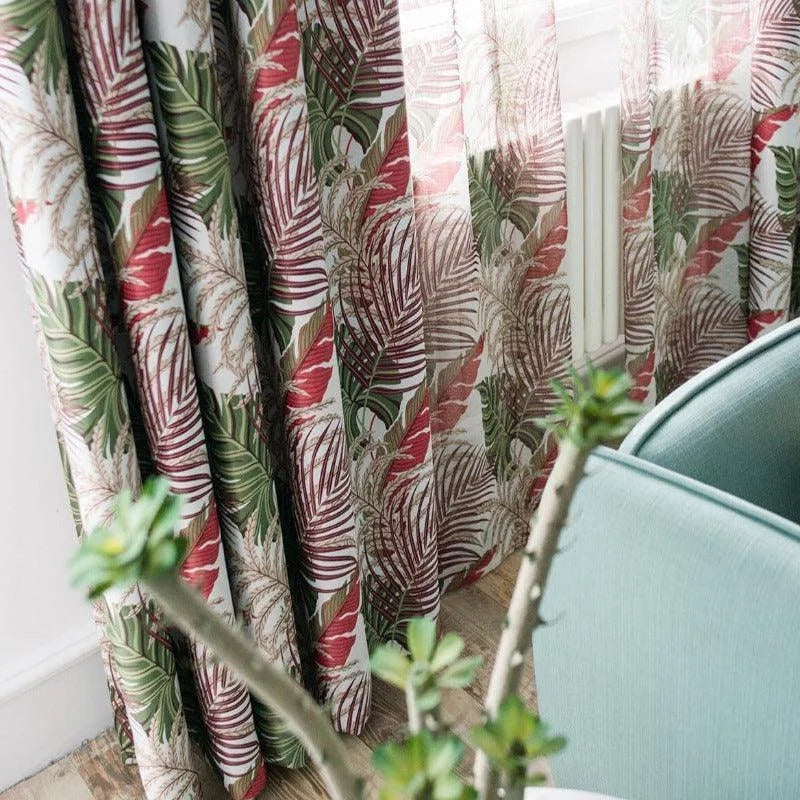Rideaux à motif tropical avec feuilles vertes et rouges, idéal pour ajouter une touche exotique à votre intérieur. Ces rideaux élégants et colorés s'intègrent parfaitement dans un salon moderne ou une chambre inspirée par la nature. Transformez votre espace avec ce design vibrant et captivant.