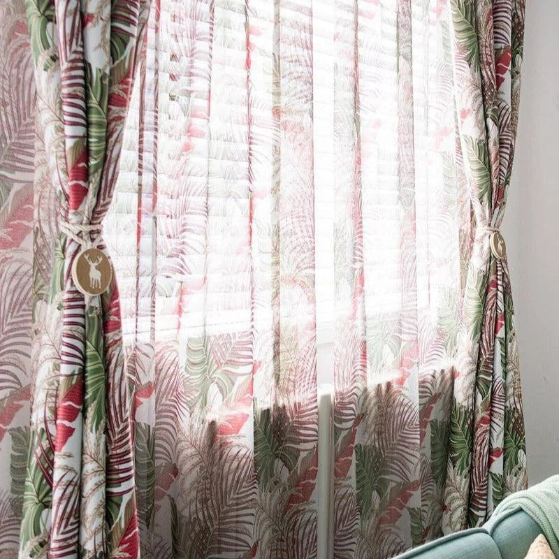 Rideaux élégants avec motifs tropicaux, parfaits pour apporter une touche exotique et lumineuse à votre intérieur. Idéal pour stimuler l'ambiance de votre salon ou chambre avec des nuances de vert et de rose. Accessoire de décoration incontournable pour un style original et rafraîchissant.