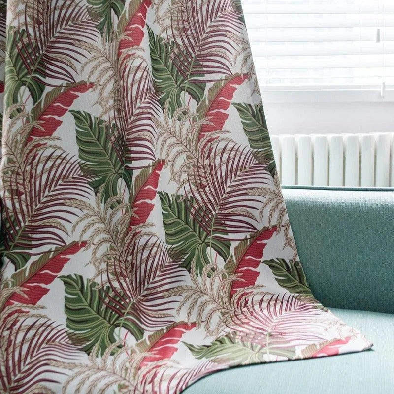 Tissu décoratif aux motifs feuillus exotiques avec des tons de rouge et vert, idéal pour apporter une touche tropicale et colorée à votre intérieur. Transformez votre salon ou votre chambre grâce à cet accessoire tendance et élégant.
