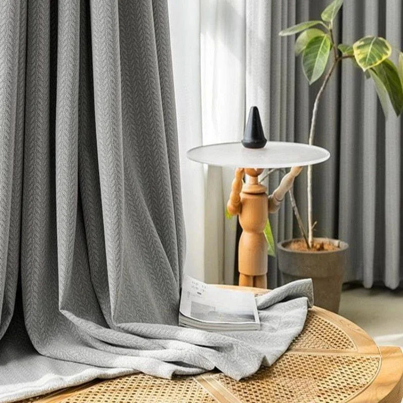 Rideau gris élégant avec motifs géométriques, parfait pour une décoration intérieure moderne. Ce rideau raffiné apporte une ambiance chaleureuse et sophistiquée à votre espace de vie. Idéal pour la chambre, le salon ou la salle à manger, ce rideau gris complète parfaitement n'importe quel style décoratif.