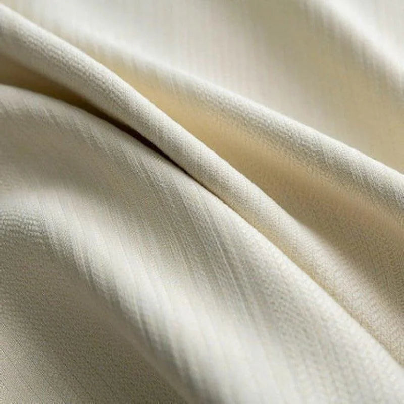 Rideau élégant beige avec texture subtile, idéal pour ajouter une touche raffinée à votre intérieur. Ce rideau moderne s'adapte parfaitement à tout type de décoration, offrant une ambiance chaleureuse et accueillante. Idéal pour le salon, la chambre ou la salle à manger.