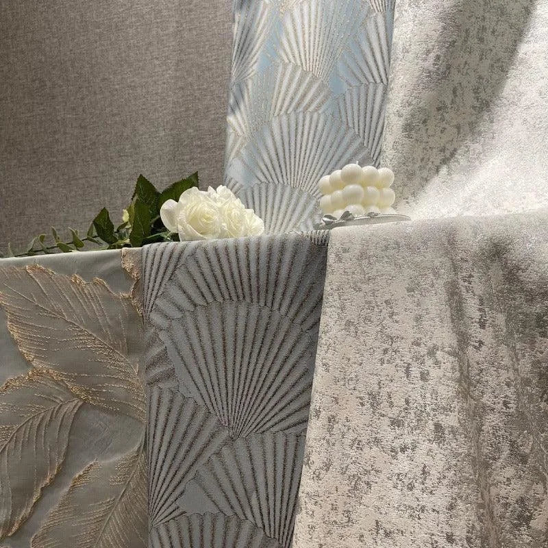 Tissu décoratif raffiné avec motifs élégants de coquillages et de feuilles en relief. Idéal pour des projets de décoration intérieure sophistiquée. Ce design luxueux transforme n'importe quel espace en un lieu chic et accueillant. Parfait pour rideaux, nappes ou housses de coussin, ce tissu ajoute une touche de classe et de modernité à votre intérieur. Découvrez notre sélection exclusive pour une ambiance unique et personnalisée.