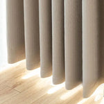 Rideau occultant beige élégant pour salon moderne, apportant une ambiance chaleureuse et tamisée. Design sophistiqué pour une décoration intérieure raffinée. Fixation facile et entretien simplifié, idéal pour contrôler la luminosité et préserver l'intimité. Parfait pour les fenêtres de style contemporain.