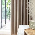 Rideau occultant de couleur neutre, offrant élégance et discrétion pour le salon ou la chambre. Parfait pour une décoration moderne et épurée, ce rideau s'accorde facilement avec différents styles d'intérieur. Idéal pour créer une ambiance apaisante et intime, tout en contrôlant efficacement la luminosité.
