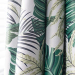 Rideau avec motif de feuilles tropicales vertes, idéal pour une décoration intérieure inspirée de la nature. Parfait pour ajouter une touche exotique et rafraîchissante à votre salon ou chambre à coucher.