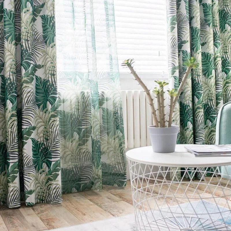 Rideau avec motifs de feuillages verts, idéal pour apporter une touche tropicale et rafraîchissante à votre intérieur. Parfait pour salon, chambre ou bureau. Les motifs végétaux ajoutent une ambiance naturelle et apaisante, tandis que le design élégant s'harmonise avec différents styles de décoration.