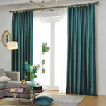 Rideaux élégants vert émeraude pour salon moderne, ajoutant une touche sophistiquée à votre décoration intérieure. Ambiance chic avec canapé d’angle gris, lampe design et table basse assortie. Accessoires décoratifs subtils et lumière naturelle filtrée pour un espace harmonieux.