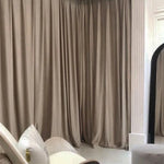 Rideaux élégants de couleur neutre pour salon moderne, offrant une ambiance chaleureuse et sophistiquée. Améliorez votre décoration intérieure avec ces rideaux chic qui allient style et fonction pour créer une atmosphère accueillante. Idéal pour maîtriser la luminosité et apporter une touche contemporaine à votre espace de vie.
