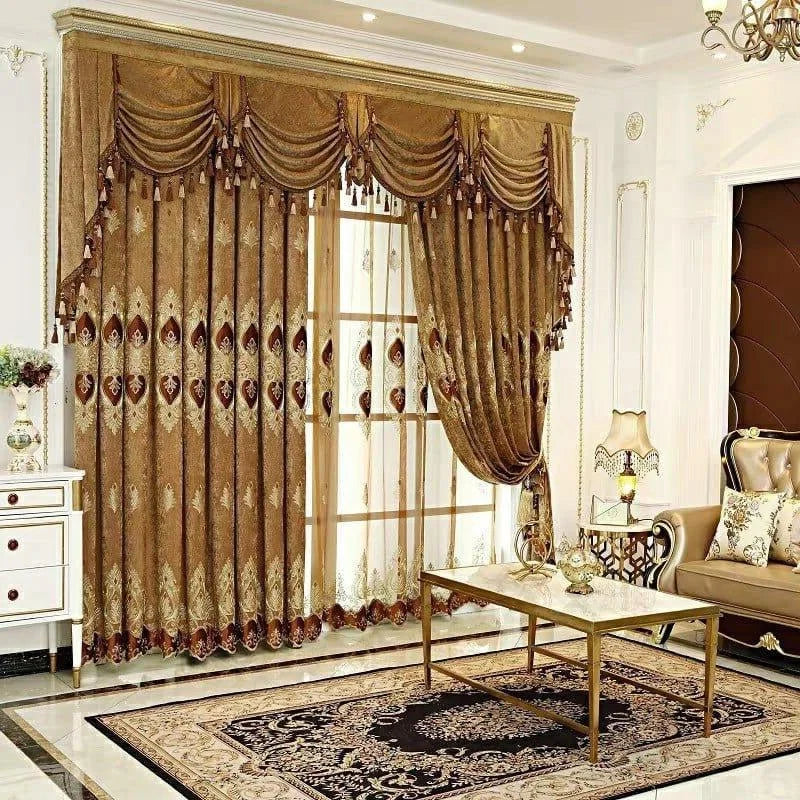Salon élégant avec rideaux luxueux à ornements dorés, tapis raffiné et mobilier sophistiqué, idéale pour une décoration intérieure haut de gamme.