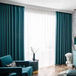 Rideaux élégants bleu canard pour salon moderne, offrant un contraste esthétique avec des voilages blancs pour une ambiance lumineuse. Décoration intérieure raffinée avec fauteuil assorti, table d'appoint décorative et sculpture artistique. Améliorez votre espace avec ces éléments de design chic et contemporain.