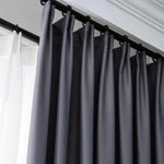 Rideaux élégants de couleur gris foncé avec plis, parfaits pour une ambiance contemporaine et sophistiquée. Offrent une excellente couverture pour la fenêtre tout en ajoutant une touche de style moderne à votre intérieur. Conviennent à tous types de tringles et faciles à installer pour transformer votre espace de vie.