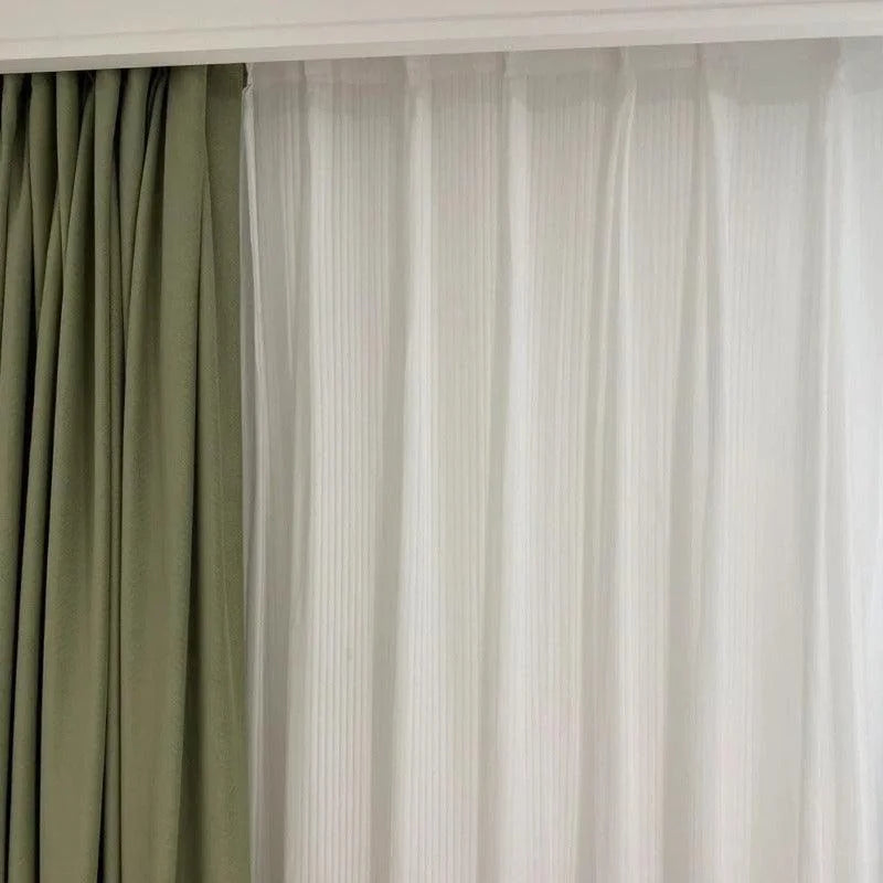 Rideaux élégants pour salon moderne, combinaison de couleurs vert olive et blanc, idéale pour ajouter une touche contemporaine à votre décoration intérieure. Modèle de rideau double offrant à la fois style et fonctionnalité pour une ambiance chaleureuse et lumineuse.