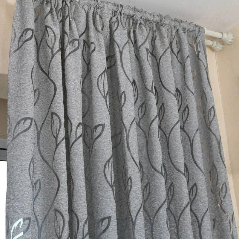 Rideau gris avec motif élégant de feuilles, parfait pour ajouter une touche de sophistication à votre intérieur. Idéal pour le salon ou la chambre, ce rideau assure une ambiance chaleureuse et moderne. Accessoire décoratif qui se marie bien avec différents styles de décoration.