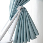Rideau bleu élégant, idéal pour ajouter une touche de sophistication à votre intérieur. Design moderne et raffiné, parfait pour le salon ou la chambre, garantissant une ambiance chaleureuse et accueillante.