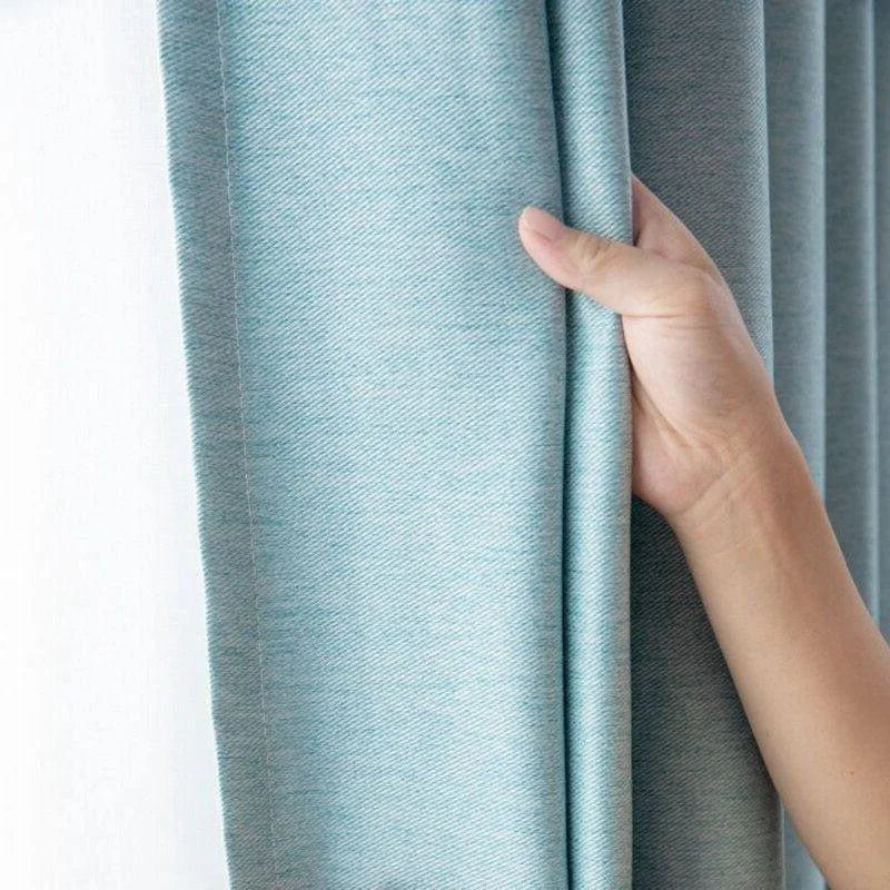 Rideau bleu élégant pour salon moderne, apportant une ambiance apaisante et contemporaine. Idéal pour le contrôle lumineux et l'ajout d'une touche de style à votre décoration intérieure. Facile à installer et parfait pour toutes les pièces de la maison.