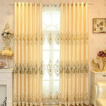 Rideaux élégants beiges avec motifs dorés pour salon, ajoutant une touche sophistiquée à votre intérieur. Complément parfait pour un décor classique, ces rideaux ornés embellissent les grandes fenêtres avec style et charme. Idéal pour créer une ambiance chaleureuse et accueillante.