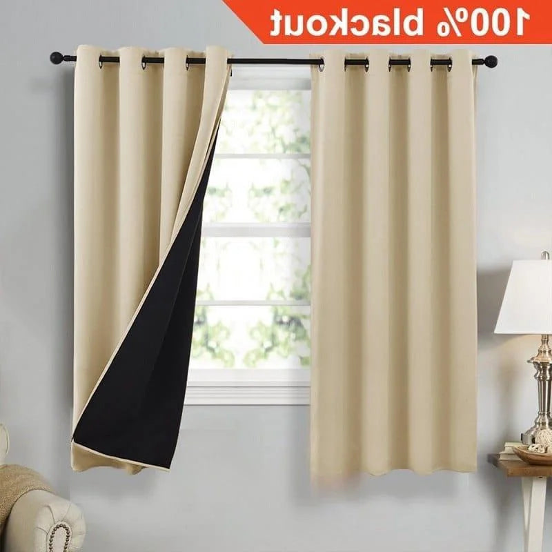 Rideau occultant beige pour chambre à coucher, offrant une obscurité totale pour améliorer le confort du sommeil. Doté d'un design élégant, ce rideau s'intègre parfaitement à tout type de décoration intérieure, tout en assurant une isolation thermique et phonique optimale. Idéal pour réduire la lumière extérieure et créer une atmosphère paisible. Fixation facile grâce à des œillets robustes.