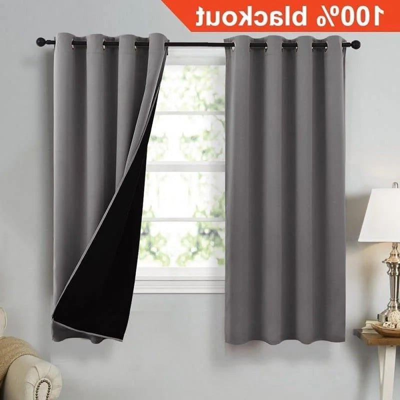 Rideau opaque gris pour chambre à coucher, garanti pour bloquer la lumière à 100%. Offrant une solution idéale pour améliorer votre confort, sa capacité occultante assure une obscurité totale. Parfait pour la détente, le sommeil ou la création d’une ambiance intime. Ajoute une touche moderne et élégante à votre intérieur.