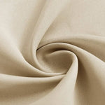 Texture drapée beige d'un tissu, capture rapprochée présentant des plis élégants et une apparence soyeuse, idéale pour décoration d'intérieur et ameublement moderne.