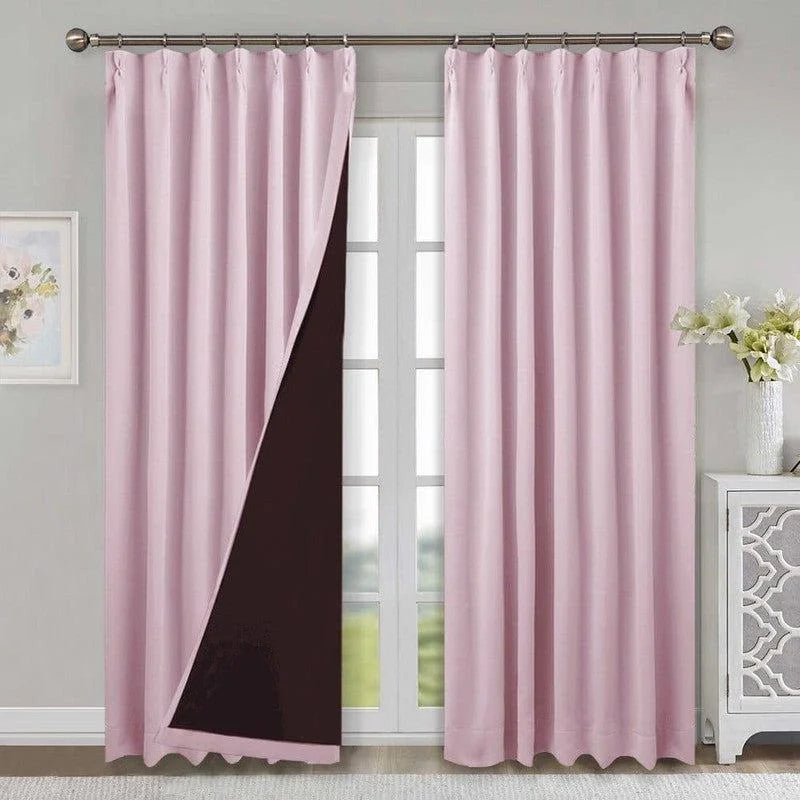 Rideaux occultants roses élégants pour salon, offrant une isolation complète contre la lumière extérieure. Parfait pour améliorer l'esthétique de votre intérieur tout en apportant une touche de couleur douce. Idéal pour la décoration de fenêtres dans une pièce moderne et chic.