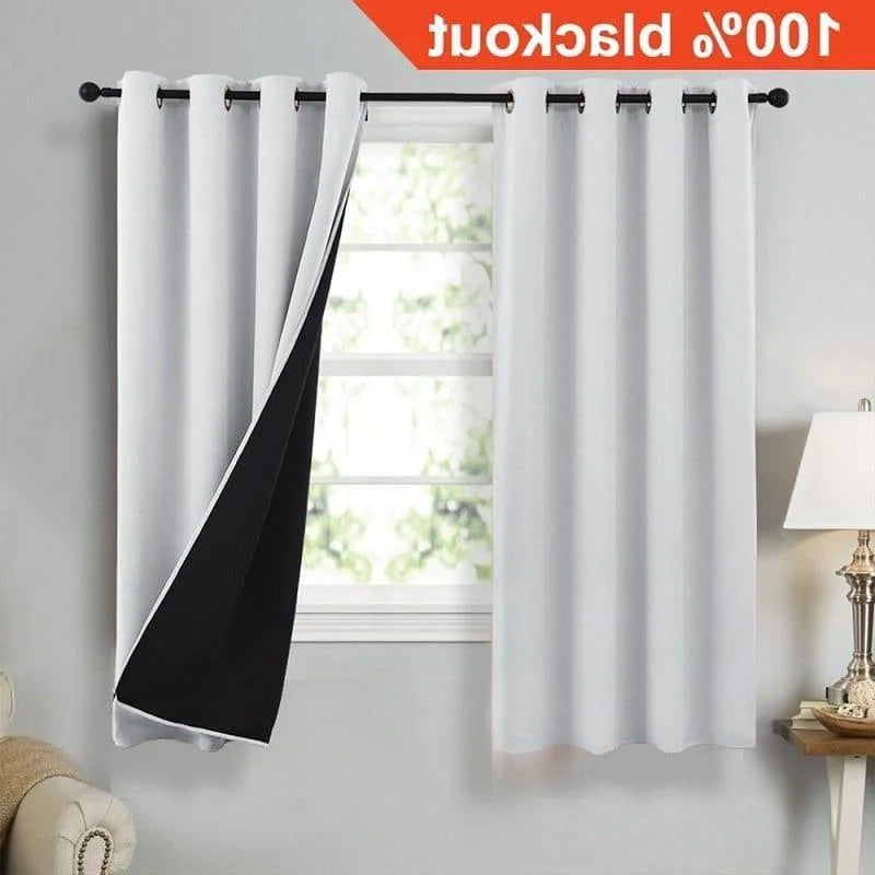 Rideau occultant blanc et noir, idéal pour bloquer la lumière et garantir une obscurité totale dans la pièce. Parfait pour chambre, salon ou bureau, ce rideau assure une isolation optimale tout en ajoutant une touche élégante à votre décoration intérieure. Facile à installer avec des œillets, compatible avec la plupart des tringles standards.
