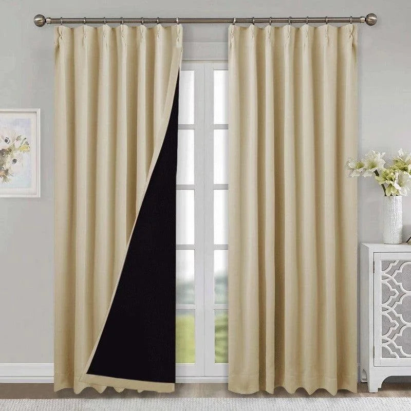 Rideaux occultants beige élégants, parfaits pour une ambiance chaleureuse et moderne dans votre salon. Conçus pour bloquer la lumière tout en ajoutant une touche de sophistication à votre décor intérieur. Idéal pour améliorer l'isolation thermique de vos pièces. Accessoire privilégié pour un confort optimal et une décoration harmonieuse.