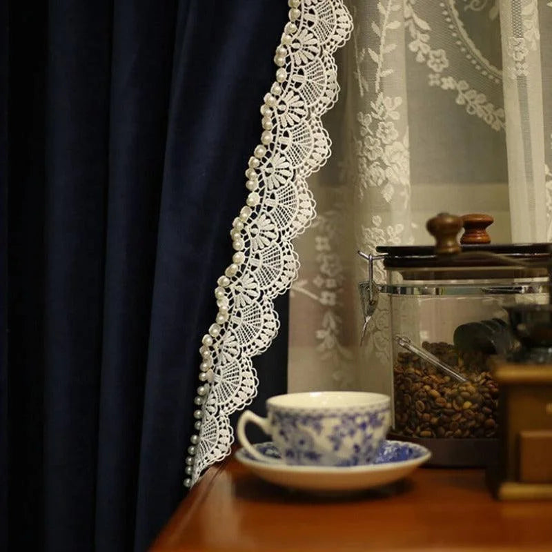 Rideaux élégants avec bordure perlée et dentelle pour un style raffiné dans le salon. Tasse à motifs floraux et pot à café décoratif pour une ambiance chaleureuse. Idéal pour décorer votre intérieur avec sophistication et charme.