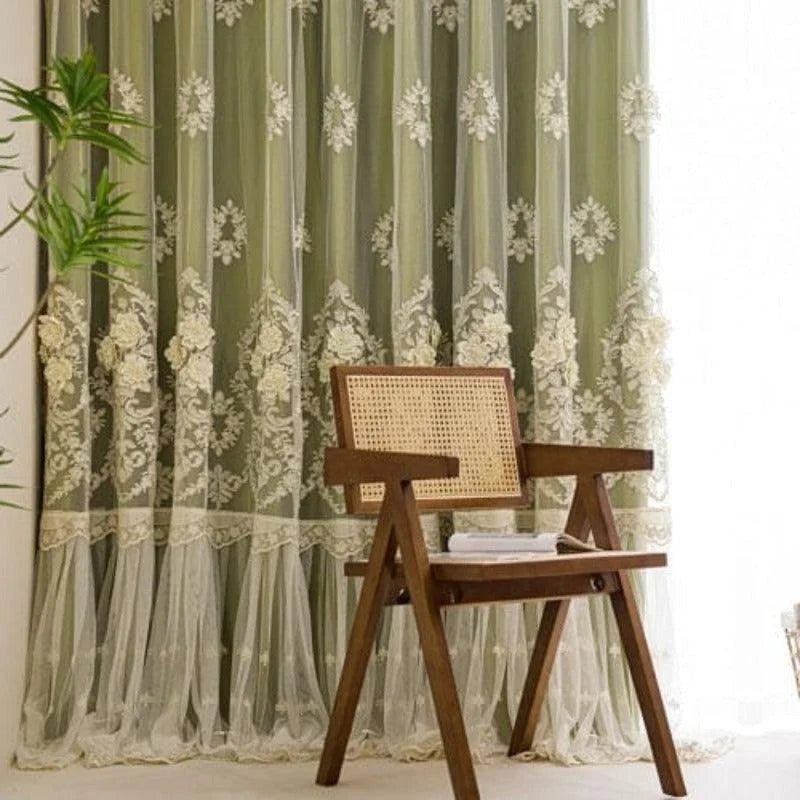 Chaise design en bois et osier devant un rideau élégant avec motifs floraux, ajoutant une touche de raffinement à votre intérieur. Ideal pour salle de séjour moderne.