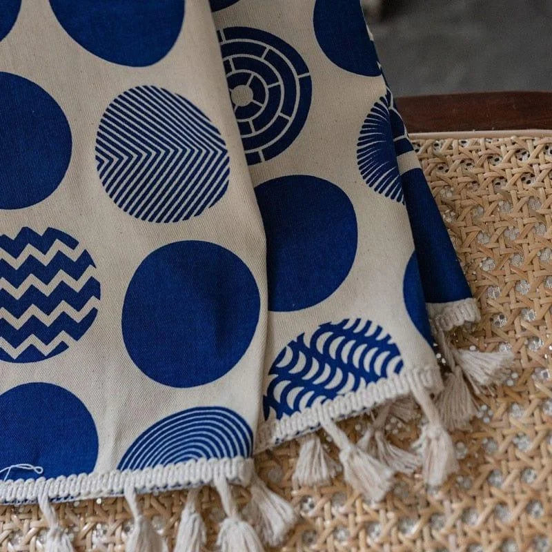Tenture murale décorative aux motifs circulaires en bleu et beige, ornée de franges élégantes. Design géométrique moderne. Idéale pour ajouter une touche artistique et contemporaine à votre intérieur. Parfaite pour le salon ou la chambre.