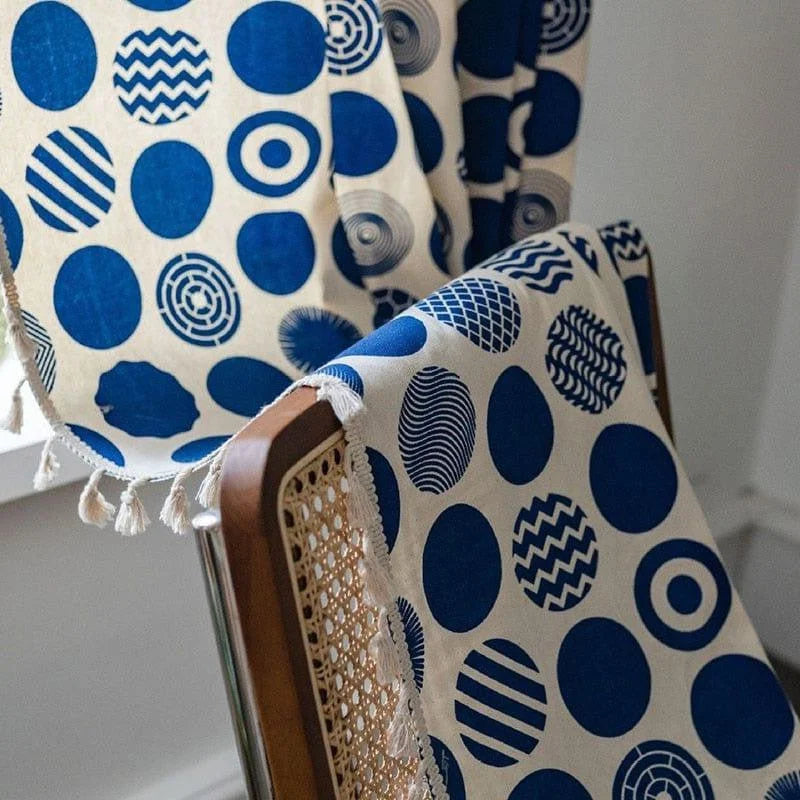 Tapisserie décorative aux motifs géométriques bleus, parfait pour embellir un intérieur moderne et ajouter une touche artistique à votre espace de vie. Les cercles et lignes variés créent un ensemble visuellement attrayant, idéal pour rehausser une pièce avec originalité. Cette pièce unique s'adapte parfaitement à différents styles de décoration tout en apportant une note contemporaine.