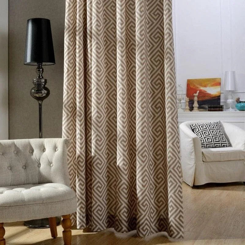 Rideau moderne avec motifs géométriques beige pour salon, associé à un intérieur élégant comprenant fauteuil moelleux et lampe chic. Idéal pour une décoration contemporaine et raffinée.