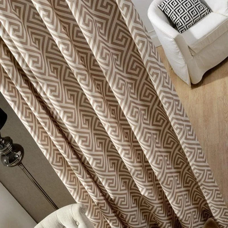 Rideaux élégants avec motif géométrique beige et blanc, idéals pour ajouter une touche de sophistication à votre intérieur. Parfaits pour le salon ou la chambre, ces rideaux assurent une décoration moderne et chic tout en apportant une ambiance apaisante. Transformez votre espace avec ce design unique et tendance.