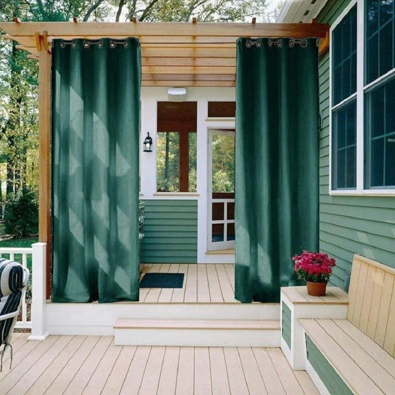 Rideaux extérieurs verts élégants pour terrasse, ajoutant une touche moderne à votre espace jardin, idéaux pour créer une ambiance intime et protéger des regards indiscrets. Parfaits pour décorer votre pergola ou véranda avec style.