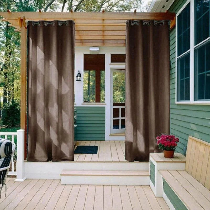 Rideaux d'extérieur élégants pour pergola, offrant intimité et protection solaire sur terrasse moderne. Transformez votre espace extérieur en un havre de paix grâce à ces rideaux pratiques et esthétiques. Parfait pour ajouter une touche contemporaine à votre jardin ou véranda.