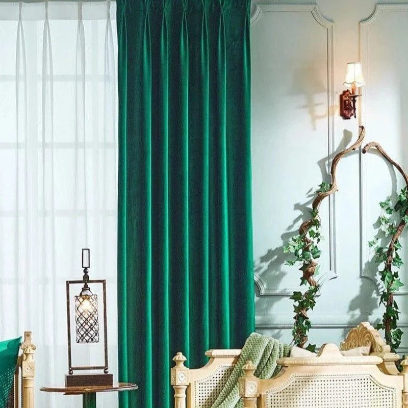 Rideau design vert émeraude pour salon élégant, combiné à des meubles classiques et une décoration murale élégante. Ajoutez une touche de sophistication et de couleur à votre intérieur avec ce rideau chic, parfait pour les ambiances modernes et raffinées. Optimisé pour bloquer la lumière tout en améliorant l'esthétique de votre espace.