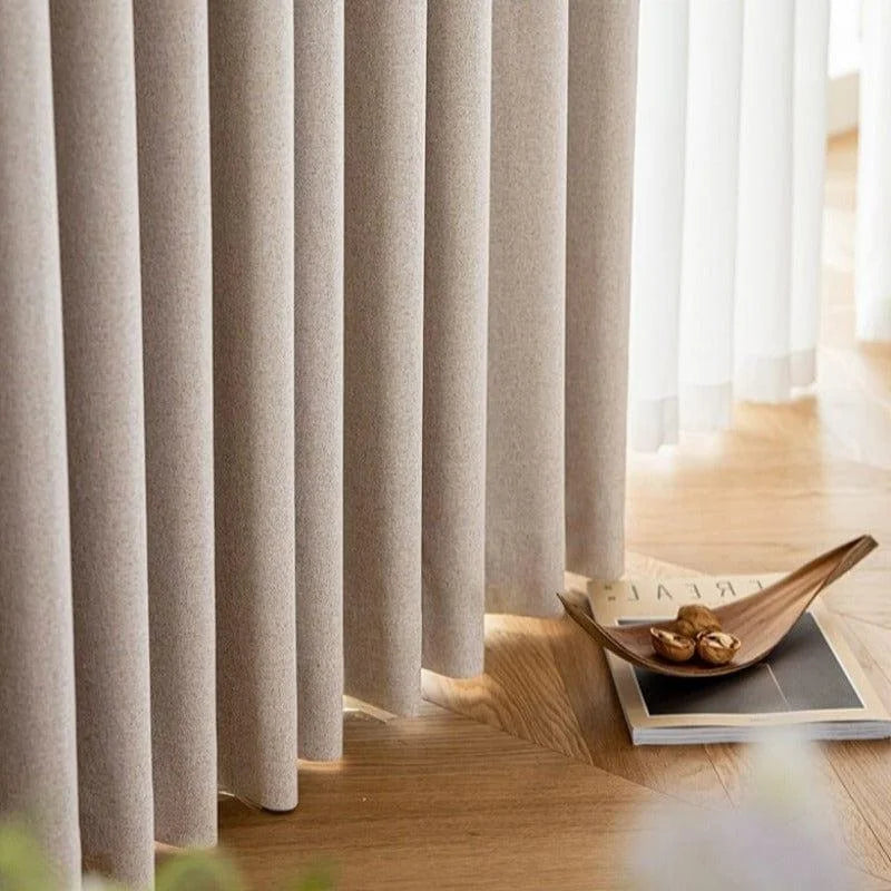 Rideaux élégants pour intérieur moderne, offrant une ambiance apaisante et chaleureuse. Style épuré et chic, idéal pour décorer votre salon ou votre chambre. Créez une atmosphère intime avec ces rideaux contemporains qui s'adaptent parfaitement à tout espace de vie.