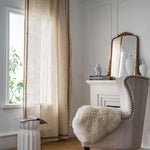 Voilage élégant beige avec bordures ornées, parfait pour une décoration intérieure raffinée. Ce rideau apporte une ambiance chaleureuse et lumineuse à votre salon ou chambre à coucher. Idéal pour les fenêtres larges, il complète harmonieusement un décor moderne ou classique. Facile à installer, il offre une touche de distinction à votre espace de vie.