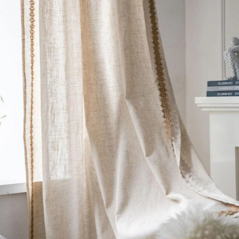 Rideau beige élégant avec détails brodés pour décoration intérieure, parfait pour apporter une touche de charme et de lumière douce à votre salon ou chambre, idéal pour créer une ambiance chaleureuse et accueillante.