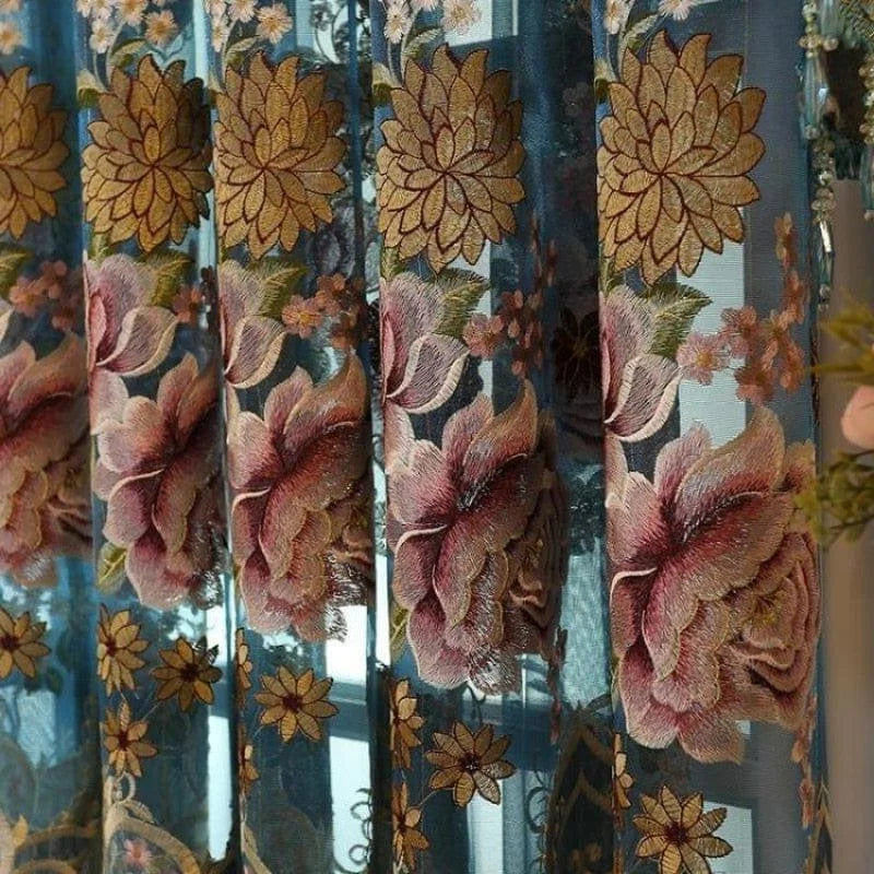 Rideaux élégants avec broderie florale, motifs de fleurs en tons de rose et de jaune, ajoutent une touche sophistiquée et romantique à votre intérieur. Parfaits pour embellir n'importe quelle pièce, ces rideaux apportent une ambiance chaleureuse et accueillante. Idéal pour un salon, une chambre ou une salle à manger, ce design floral transforme l'atmosphère tout en filtrant la lumière avec élégance.