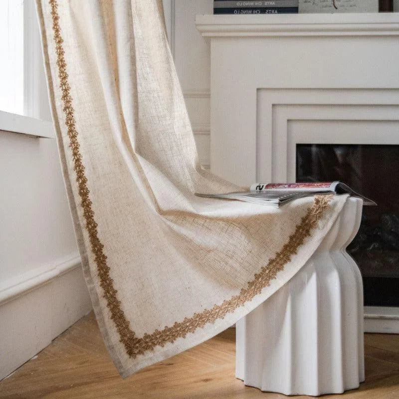 Rideau élégant avec motif brodé beige, idéal pour ajouter une touche raffinée et chaleureuse à votre salon. Parfait pour créer une ambiance cosy et chic près de la cheminée. Convient à tout style de décoration intérieure.