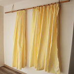 Rideaux à carreaux jaunes pour salon, décoration intérieure lumineuse et élégante, ambiance cosy et chaleureuse, installation facile, idéal pour filtrer la lumière naturelle et apporter une touche de couleur à votre pièce.