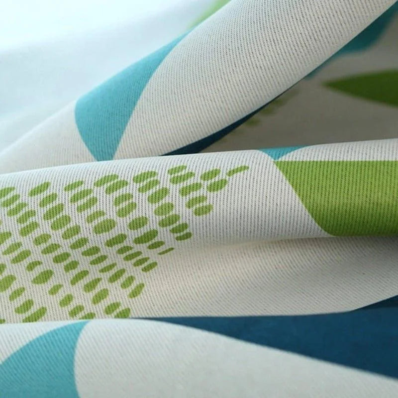 Tissu d'ameublement moderne avec motifs géométriques verts et bleus, idéal pour ajouter une touche contemporaine et colorée à votre intérieur. Parfait pour la confection de rideaux, coussins ou nappes, ce design dynamique apporte élégance et fraîcheur à tout espace de vie.